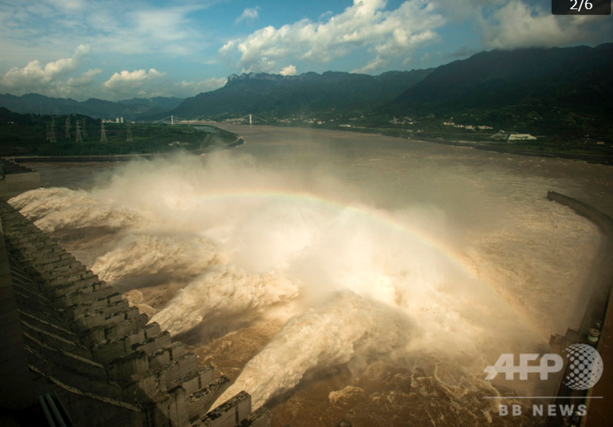 これは希望の虹か?＞巨大ダムの放流によって 出現した虹 