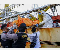 中国漁船からインドネシア人船員の冷凍遺体、死 には不審な点 
