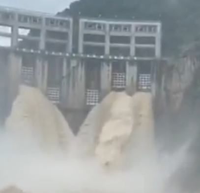 【映像】中国内陸部で大雨の被害続出　土石流な どで橋が流される 