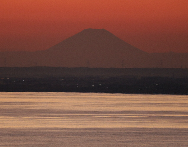 この景色、富士山はいいなぁ＞200キロ先の 富士山　夕日に映える　千葉・旭 