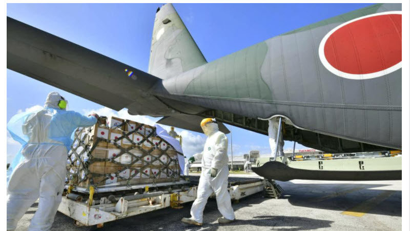 トンガの国際空港で航空自衛隊Ｃ―１３０輸送機から降ろされた支援物資を確認する空港職員（防衛省統合幕僚監部提供）