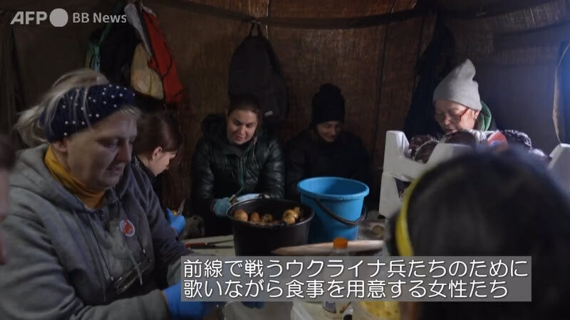 字幕：キエフ前線の兵士に温かい食事を、炊き出しする市民たち 